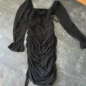 Jättefin klänning från NAKD strl 36. Lappen kvar! Köpt för 599 kr säljs för 260 kr.