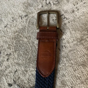 Grischigt Strömberg bälte! - Trendigt bälte från Strömberg   Storlek är 105, men det går att ha för alla storlekar (man kan sätta bältet genom det stickade stretchiga materialet)  Skicka ett prisförslag!