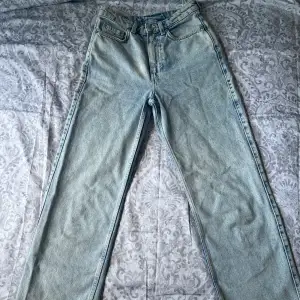 Högmidjade Weekday jeans i nyskick som knappt använts i storlek W25 L30 (S).