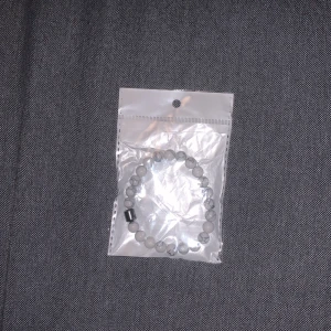 Vitt ” grisch ” pärlarmband  - Fortfarande kvar i förpackning (topp skick och kvalité) Perfekt för alla som saknar en perfekt accessoar till sommaren 