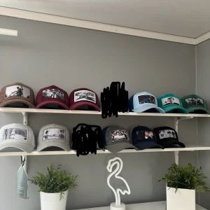 Velvet kepsar - Tjena säljer 14 st olika velvet kepsar !  Strl one size så passar alla !  Pm för pris ! 