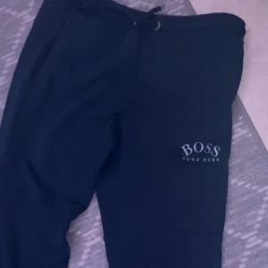 Hugo boss byxor  - Säljer eftersom att dom är för små på mig  Storlek L men passar även M  Pris kan även diskuteras vid snabb affär