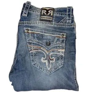 Rock Revival jeans Straight fit. W36. Har en lagning (bild 3) [Ytterbenslängd 106cm] [Innerbenslängd 79cm] [Midja 49cm] [Benöppning 20cm]