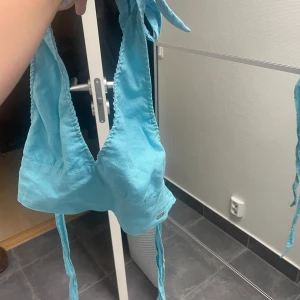 Topp - Jättefin topp som är assnygg till fester i sommar🤩Jättefin öppen rygg🤍