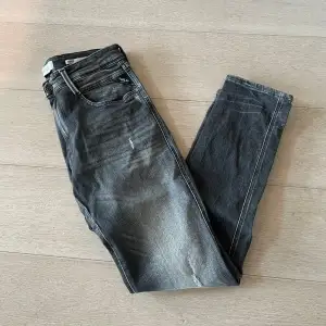 Snygga Replay anbass 5 year wash jeans grey black, skick 10/10. Storlek 32/32. Nypris 1899 slutsålda överallt. Hör av er kring frågor