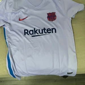 Barcelona tröja  - Hej säljer en Barcelona tröja har knappt använt den är äkta den passar L också 