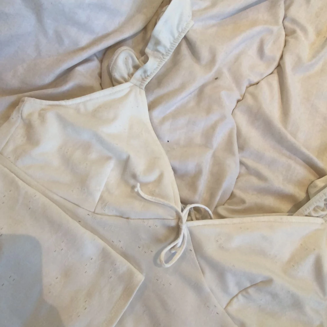 vit topp med volang och rosett - 91