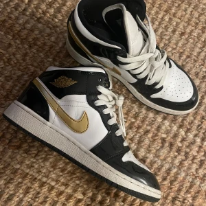 Nike Jordan  - Nike Jordan med guld logga använder inte därav säljer jag 