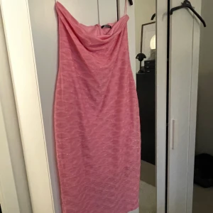 Rosa tubklänning - Rosa glittrig tubklänning från gina Tricot 