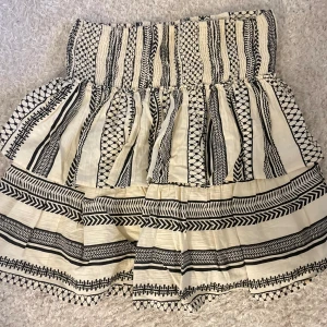 Kjol  - Svart och vit kjol ifrån Vera och Moda, knappt använd. I storlek S. 