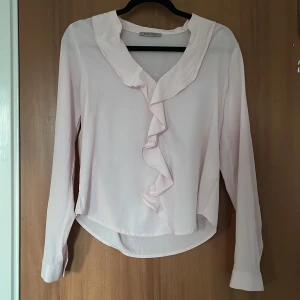 ANNA FIELD skjorta/blus - Denna fina skjortan är använd några få antal gånger, den har inte en så stretchig  material och är i storleken XS/S. Den har volanger på framsidan och den är lite V ringad. 