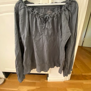 Blus - Köparen står för frakt Hej jag säljer en jättefin blus i storlek M 