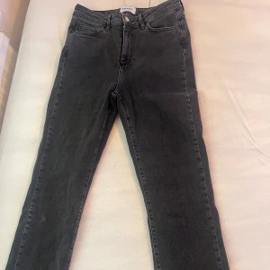 Gråa jeans  - Säljer dessa gråa jeans då de aldrig har använts.