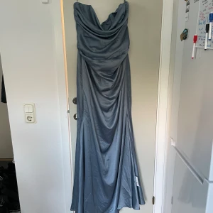 Dubblett blå långklänning  - Mermaid-klänning i blå siden från Asos, oanvänd och helt ny. Nypris 1569kr och slutsåld på hemsidan.  Otroligt kattig!  Köpt dubbletter av samma klänning i samma storlek, finns annan annons för den!