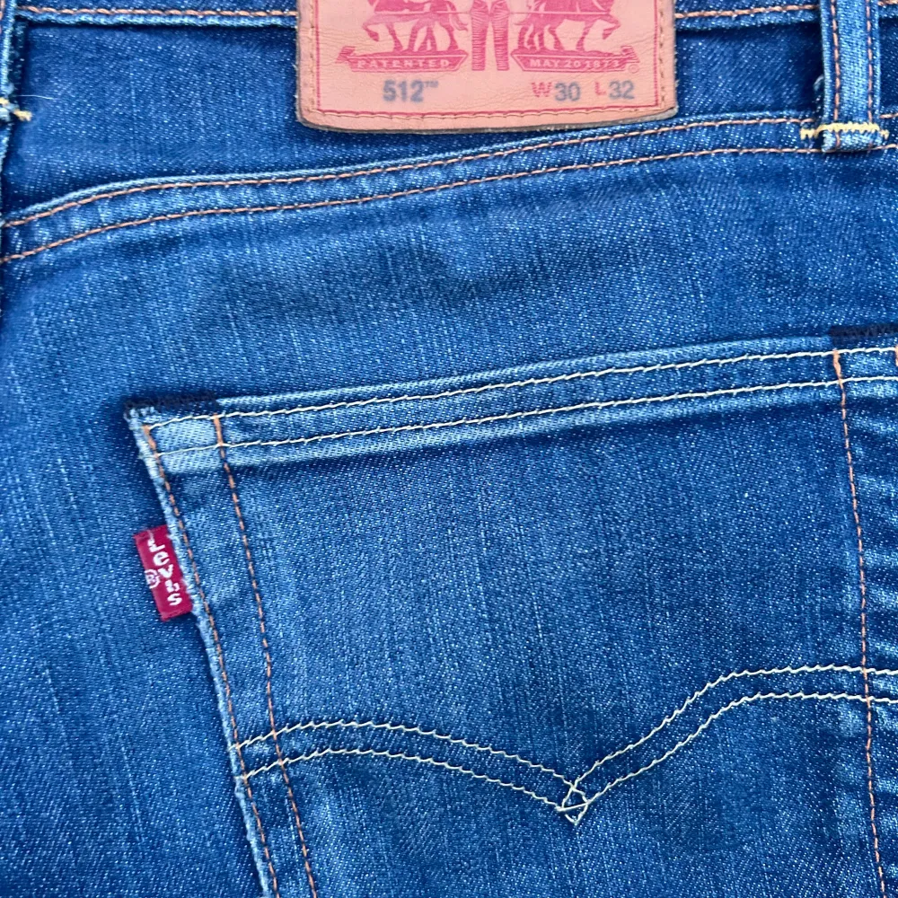 Blåa levis jeans, inte använt så mycket väldigt bra skick. Priset kan diskuteras vid snabb affär. . Jeans & Byxor.