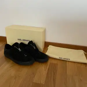 Säljer ett par feta Axel Arigato skor för ett schysst pris, säljer pga att de inte kommer till användning. Det är ett par Clean 90 zip.  Nypris:2500kr Säljer: 699kr