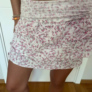 Volangkjol - Volangkjol med blommor