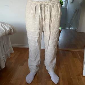 Linnebyxor från Mango, regular fit. Storlek Eu44/M