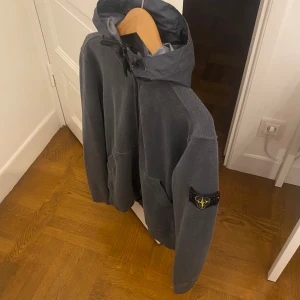 Stone Island Zip Hoodie - Väldigt sällsynt model Nypris: Ca 4500 kr Mycket bra skick! Storlek: XL Stone Island Zip Hoodie med en regnkappa som luva