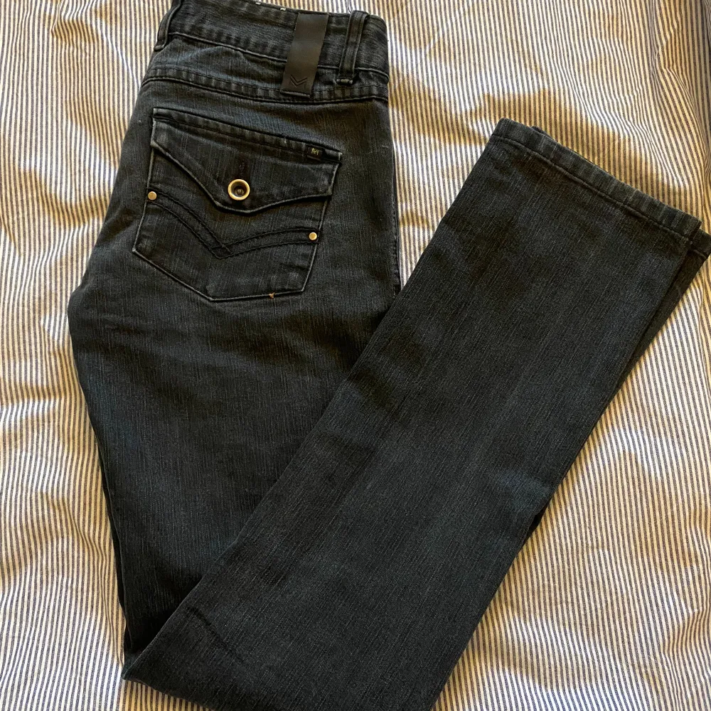 Fina lågmidjade jeans från Vero Moda. Inga skador eller liknande. Midjemått är 72 cm hela vägen runt och ca 98 cm från höft till fot. Står inte officiell storlek tyvörr men om fler mått önskas så är det bara att skriva🤩säljer då dem är för små⭐️. Jeans & Byxor.