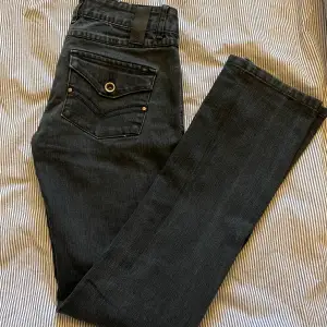 Fina lågmidjade jeans från Vero Moda. Inga skador eller liknande. Midjemått är 72 cm hela vägen runt och ca 98 cm från höft till fot. Står inte officiell storlek tyvörr men om fler mått önskas så är det bara att skriva🤩säljer då dem är för små⭐️