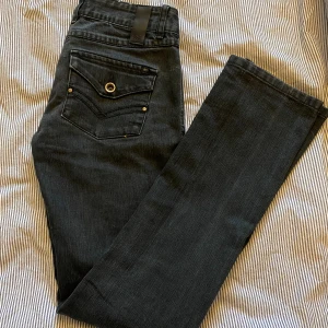 Svarta lågmidjade jeans - Fina lågmidjade jeans från Vero Moda. Inga skador eller liknande. Midjemått är 72 cm hela vägen runt och ca 98 cm från höft till fot. Står inte officiell storlek tyvörr men om fler mått önskas så är det bara att skriva🤩säljer då dem är för små⭐️