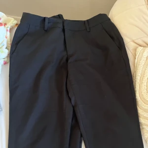 Kostymbyxor  - Stilrena kostymbyxor från bikbok, har två par detta är dom kortare (passar dig som är 158-162) hela och fina!!☺️38 men är lite små i storleken 