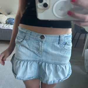 Lågmidjade jeans kjol med volang  - Så fin