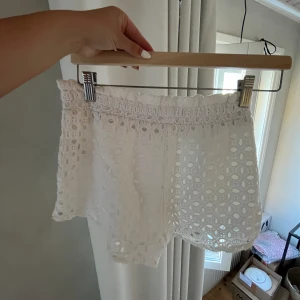 Short - Super söta vita shorts från zara, sparsamt använda!!💗