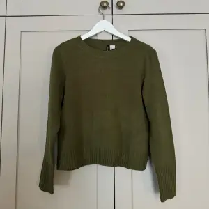 Jättefin olivgrön stickad tröja! Köpte här på Plick, men säljer vidare då den tyvärr inte passade mig. Som ny!!