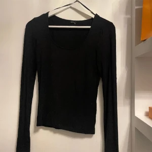 Soft touch jersey top - Svart topp från Ginatricot🩷
