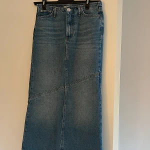 Lång jeanskjol - Lång jeanskjol ifrån Ginatricot 