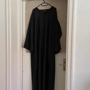 Säljer denna svarta abaya från Luudecollection. Använd, så knappen är exempelvis borta, men man kan enkelt sy dit en ny om man känner för det. Storlek 60. Pris: 140 kr (nypris 400 kr).