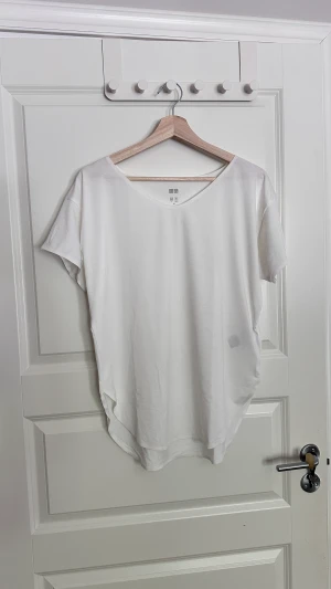 Uniqlo Vit T-shirt - En oversized och lite see-through T-shirt utan några defekter. 
