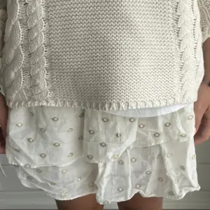 Säljer denna så populära och fina kjol från zara!💕finns ej att köpa längre, superbra skick!!