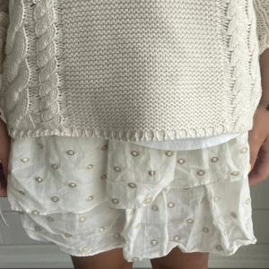 Slutsåld zara kjol - Säljer denna så populära och fina kjol från zara!💕finns ej att köpa längre, superbra skick!!