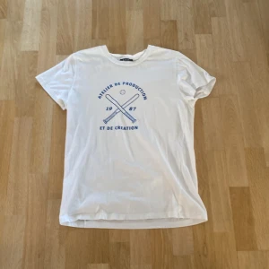 A.P.C T shirt - Skön tisha som inte kommer till användning. Storlek L men passar S/M. Väldigt bra skick.  Tveka inte med frågor!