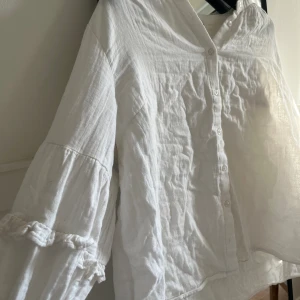 BLUS FRÅN KAPPAHL  - Superfin blus i linnemix från Kappahl. Trekvartsärm. Vanlig ärm på mig som har storlek XS/S. Fin passform.