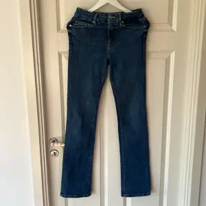 Straight leg zara jeans, strl 34/xs i en rak passform helt oanvända.