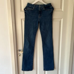 Zara jeans raka  - Straight leg zara jeans, strl 34/xs i en rak passform helt oanvända.