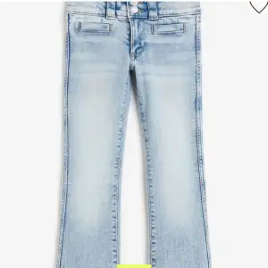 Säljer mina jätte snygga jeans från hm då de inte riktigt passar.  Loweaist och bootcut