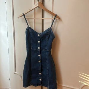 Denim klänning - Denim klänning från zara, väldigt fin och stretchig. Storlek XS. Köparen står för frakt 