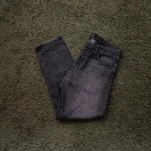 Gråa jack & jones jeans i jättebra skick. Relaxed/Chris. Nypris är 599. Priset kan diskuteras vid snabb affär.