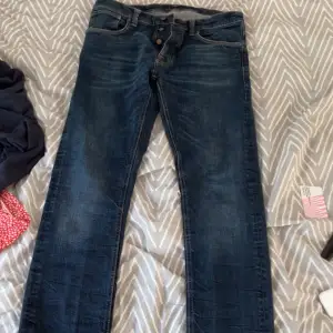 34 W 32 L | 9/10 skick | marinblåa nudie jeans som har en stor efterfrågan | har använts fåtal gånger | Modell : Grim trim 
