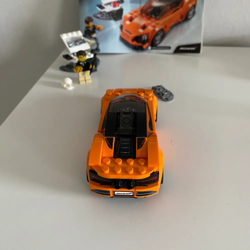 Lego Speed Champions 75880 McLaren 720s. I väldigt bra skick, har endast använts som dekoration. Alla delar följer med inklusive instruktion och extra bitar. Det enda som saknas är kartong. Svårt att få tag på!. Övrigt.