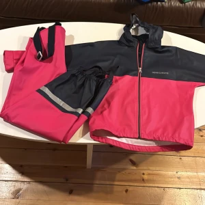 Rengkläder - Råsa setet: mått 120, blå setet: 122/128. Både är i nytt skick som på bilden. Råsa kostar 300 och blå kostar 100. Tillsammans kostar de 300. 