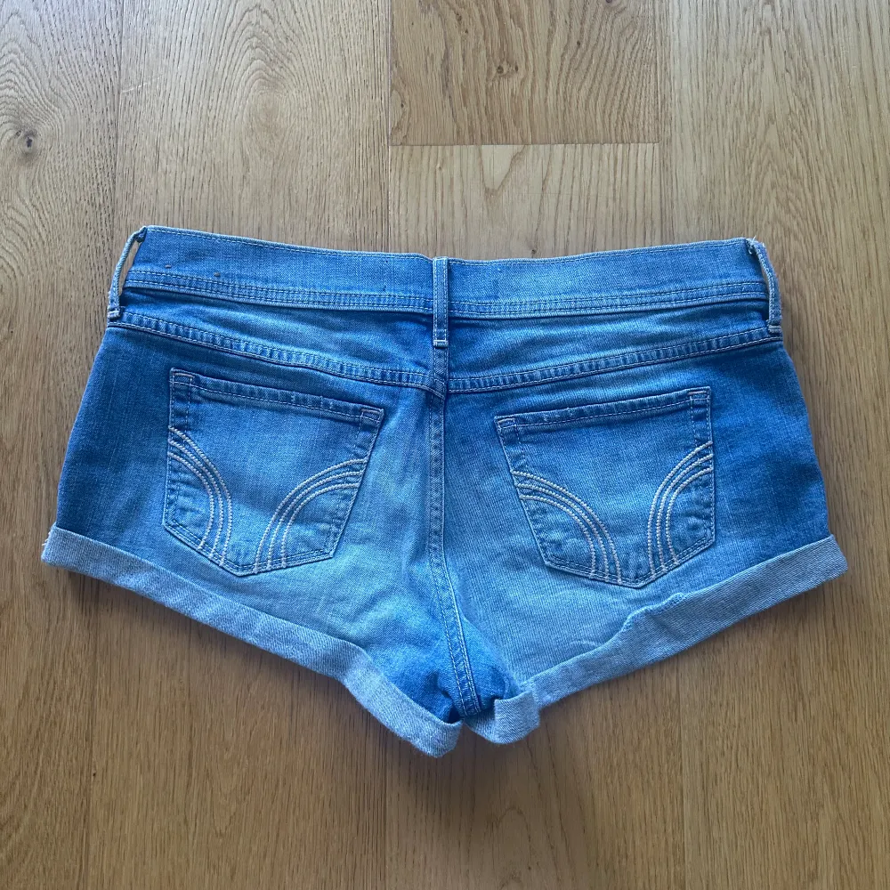 säljer ett par jätte snygga låg midjade shorts ifrån hollister. I storlek w28 och i bra skick. Pris kan diskuteras. Jag står inte för postens slarv. 🩷. Shorts.