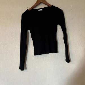 Ribbad T-shirt svart från Cubus 158/164