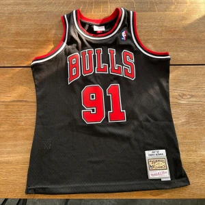 Dennis Rodman 1997-98 Chicago bulls, basket linne  - Hjälper min kille att sälja sin basket tröja. Använd två gånger. Säljer på grund av tappat intresse för basketen. St L men passar även m 