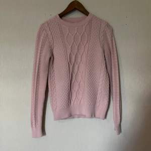 Jättefin stickad tröja i härlig rosa färg.  Från crocker stl S